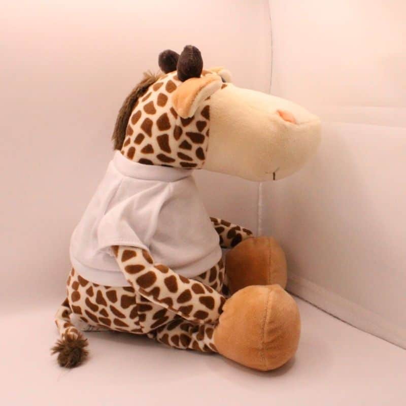 Bestel nu deze zachte giraffe knuffel met shirtje, het shirtje kun je personaliseren met een naam, datum of tekst