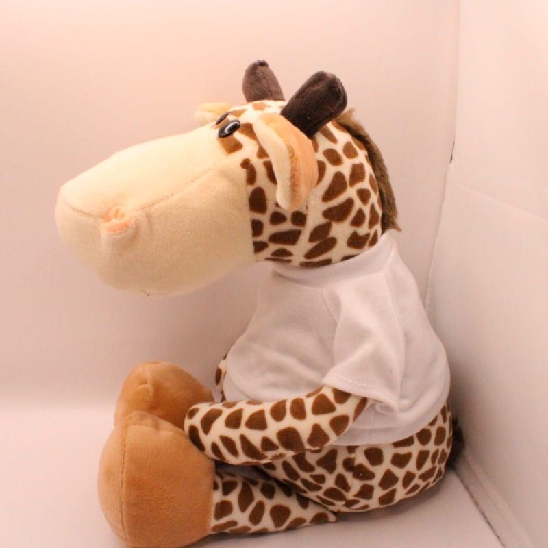 Bestel nu deze zachte giraffe knuffel met shirtje, het shirtje kun je personaliseren met een naam, datum of tekst