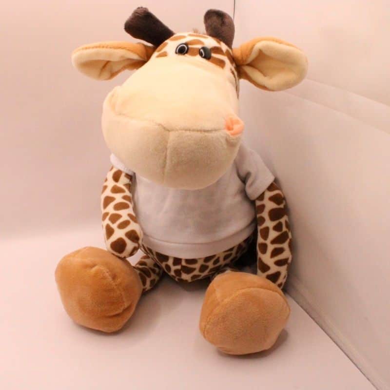 Bestel nu deze zachte giraffe knuffel met shirtje, het shirtje kun je personaliseren met een naam, datum of tekst
