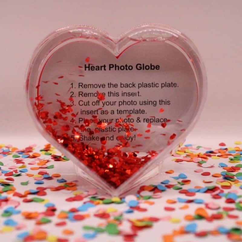 Bestel nu deze leuke schud bol in hart vorm gevuld met hartjes, je kunt er 2 foto's in plaatsen