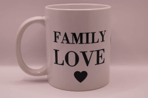 Bestel nu deze leuke mok die je naar wens kunt personaliseren mat een tekst, afbeelding, naam of foto. Family love met een hartje eronder