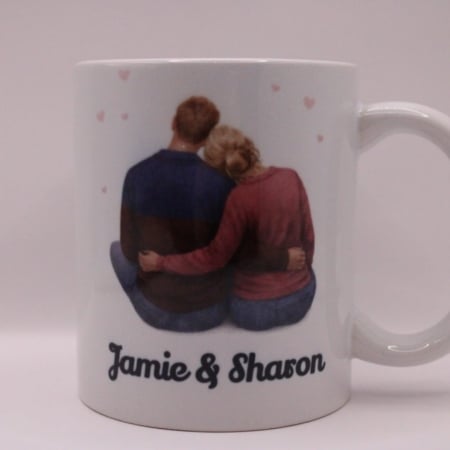 mok met een zittende man en vrouw, onder de man en vrouw staan de namen van de personen en boven de foto staan wat kleine hartjes