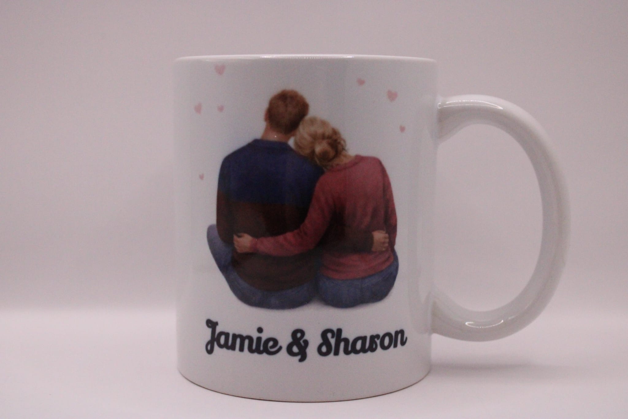 mok met een zittende man en vrouw, onder de man en vrouw staan de namen van de personen en boven de foto staan wat kleine hartjes