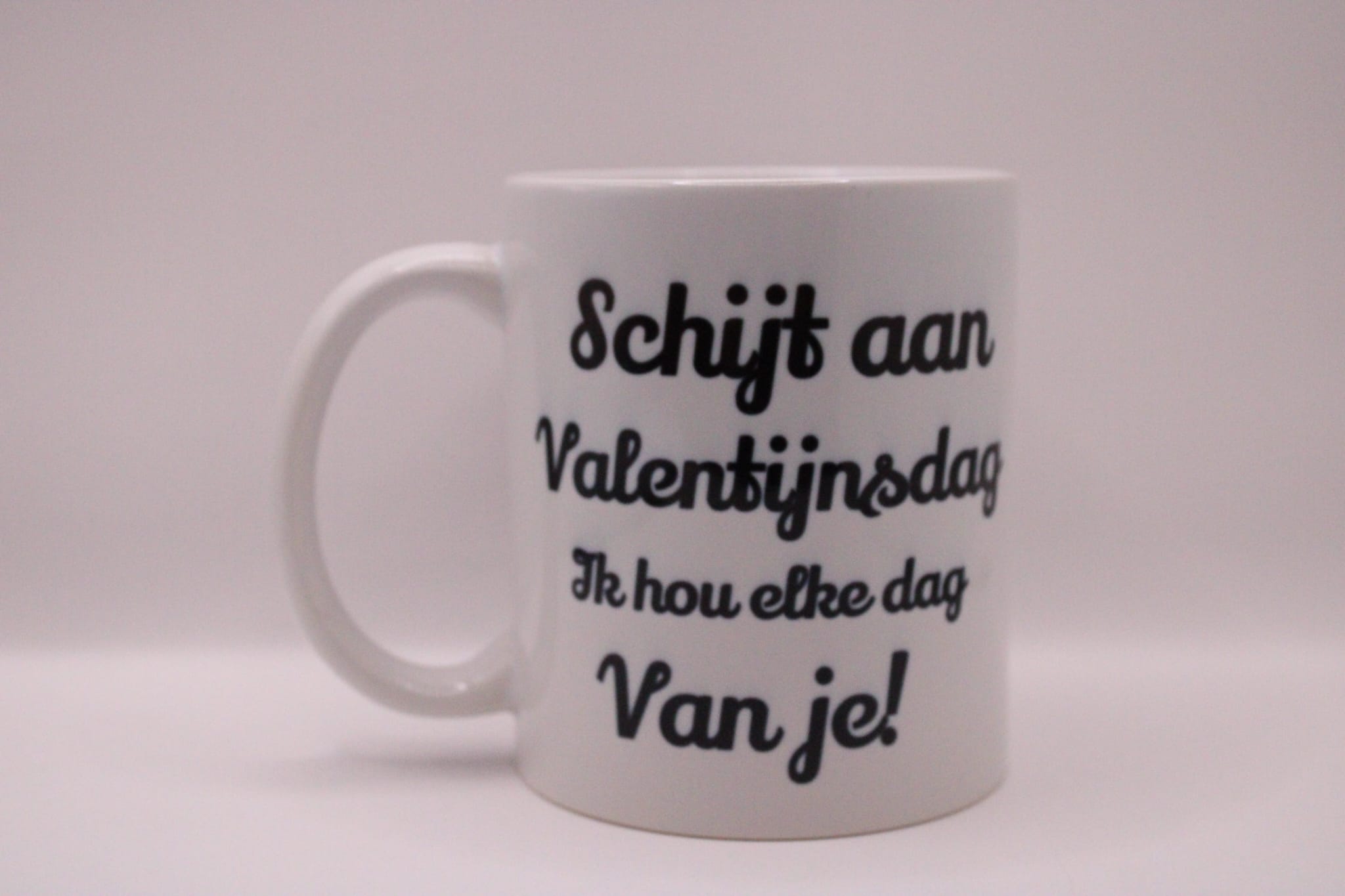 Mok met de tekst: schijt aan Valentijnsdag ik hou elke dag van je- de tekst is naar wens aan te passen
