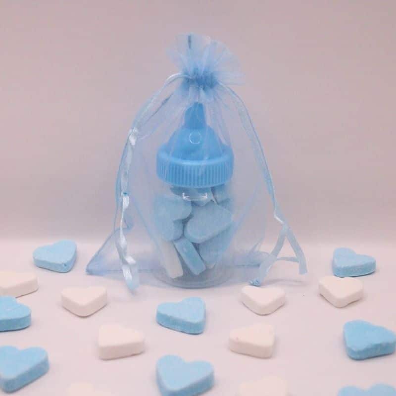 Bestel nu deze leuke blauwe baby flesjes gevuld met blauw / witte hartjes snoepjes. Het flesje zit verpakt in een elegant blauw organza zakje, je kunt het flesje personaliseren met een naam