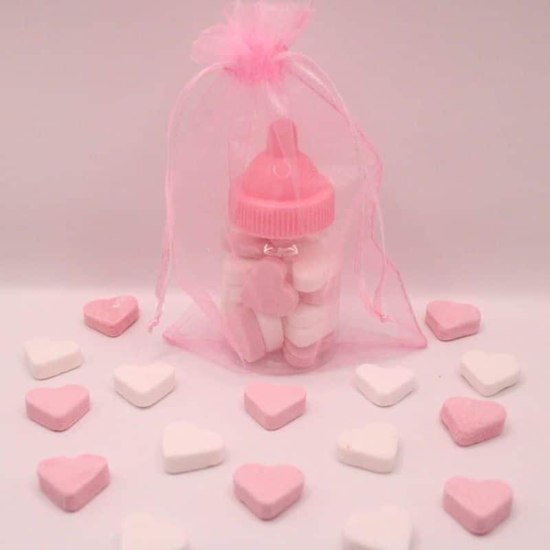 Bestel nu deze leuke roze baby flesjes gevuld met hartjes snoepjes, het flesje zit verpakt in een elegant roze organza zakje. je kunt het flesje personaliseren met een naam