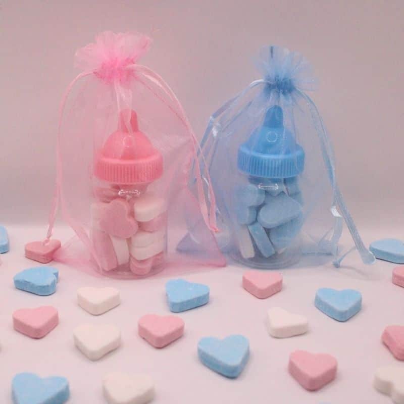 Bestel nu deze leuke baby flesjes in het roze en blauw gevuld met roze/witte hartjes en blauw/witte hartjes snoepjes, het flesje zit verpakt in een elegant roze of blauw organza zakje. Te personaliseren met naam op het flesje