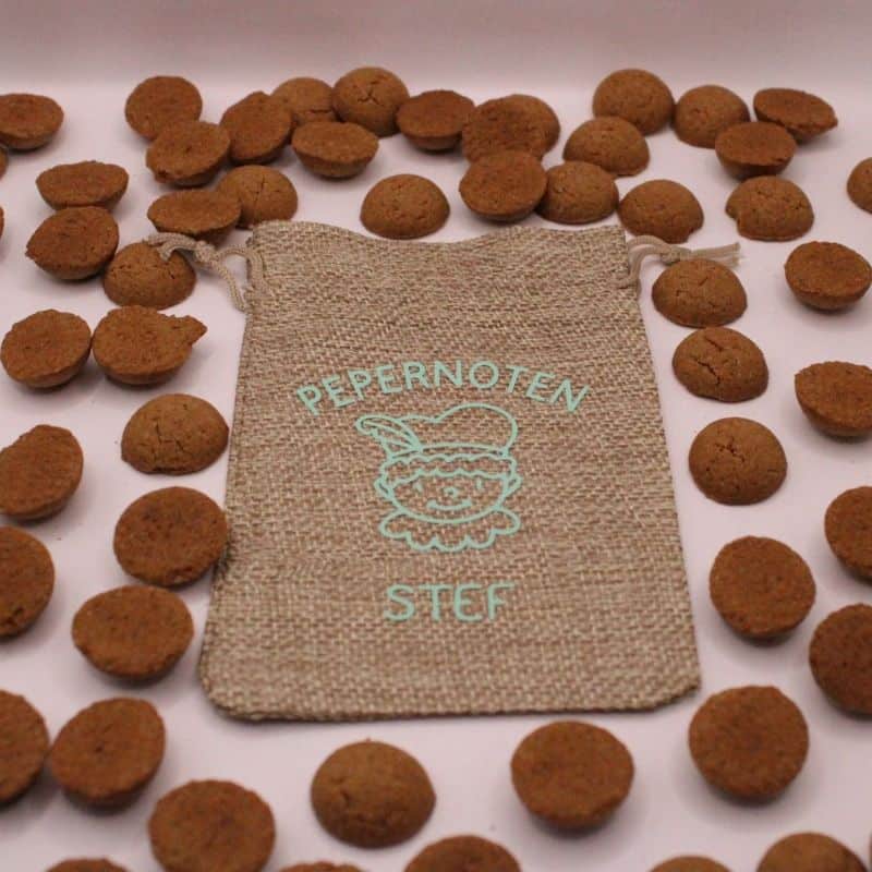 Bestel nu dit leuke canvas zakje met de tekst pepernoten en een naam van het kind en een pietje in de kleur mint, tekst en kleur naar wens aan te passen
