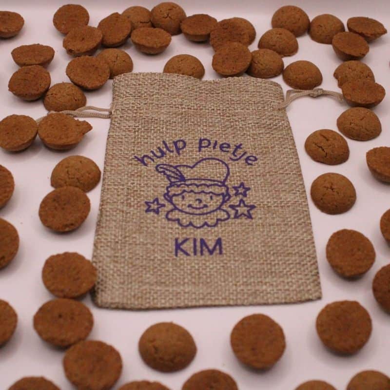 Bestel nu dit leuke canvas zakje met de tekst hulp pietje en de afbeelding van een pietje en een naam in de kleur paars, tekst en kleur naar wens aan te passen