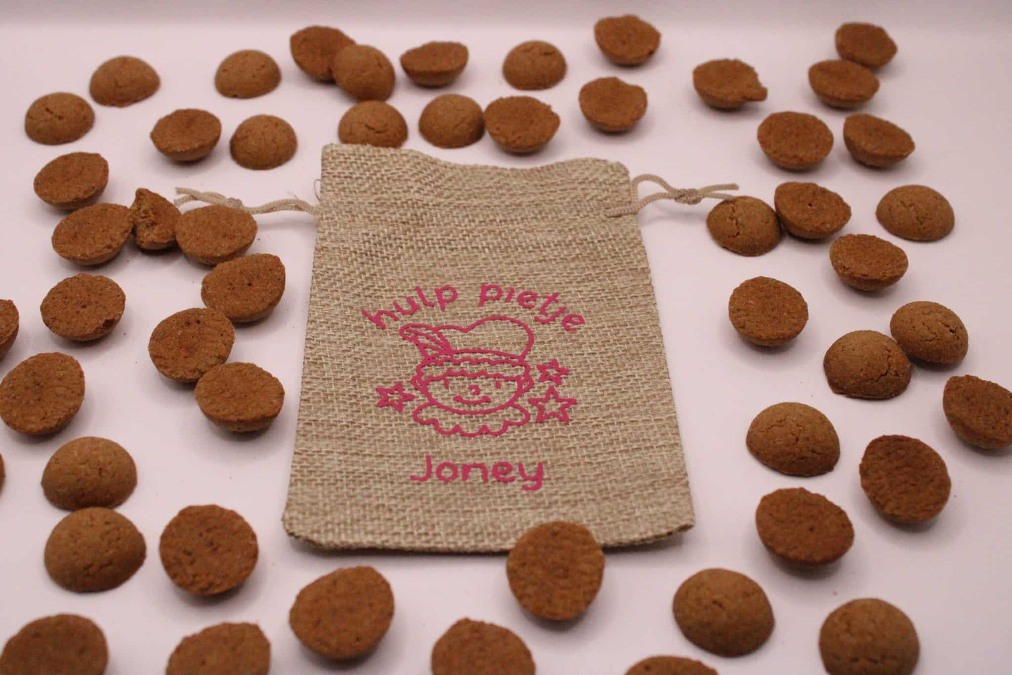 Bestel nu dit leuke canvas zakje met de tekst hulp pietje en een naam van het kind en een afbeelding van een pietje in het roze, tekst en kleur naar wens aan te passen