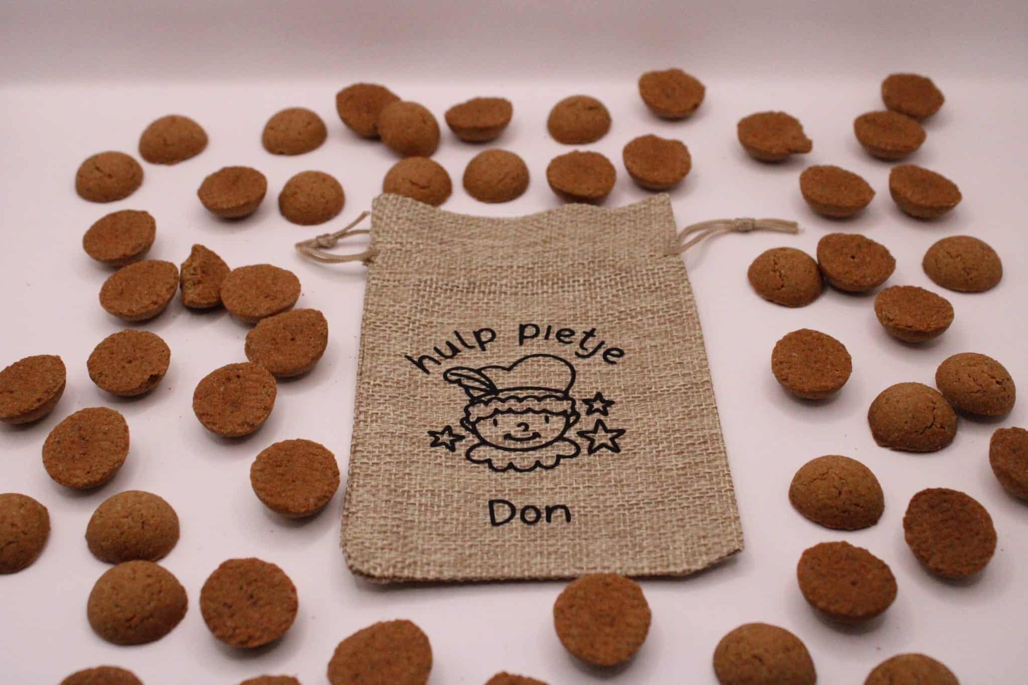 Bestel nu dit leuke canvas zakje met met de tekst hulp pietje en de naam van het kind en een pietje in het zwart, tekst en kleur naar wens aan te passen