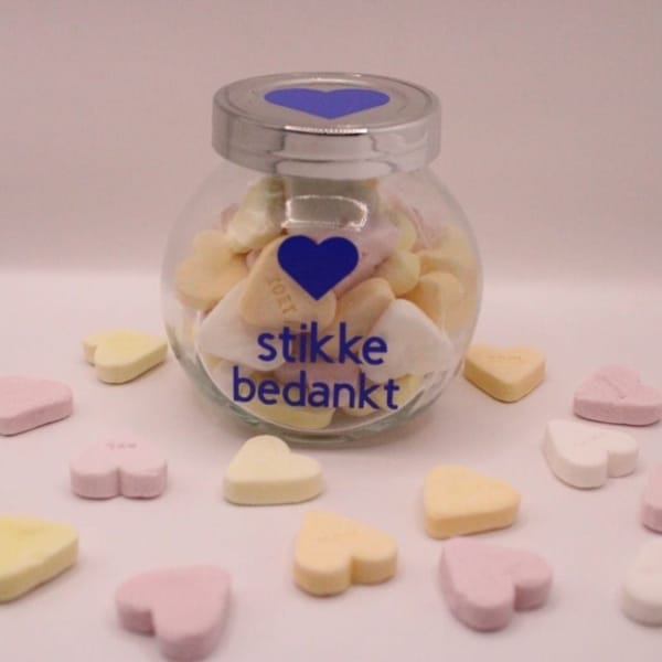 Bestel nu dit leuke glazen potje gevuld met hartjes snoepjes met de tekst: Hartstikke bedankt, de tekst is naar kleur aan te passen