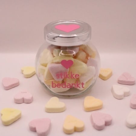 Bestel nu dit leuke glazen snoep potje met de tekst: Hartstikke bedankt, het potje is gevuld met hartjes snoepjes