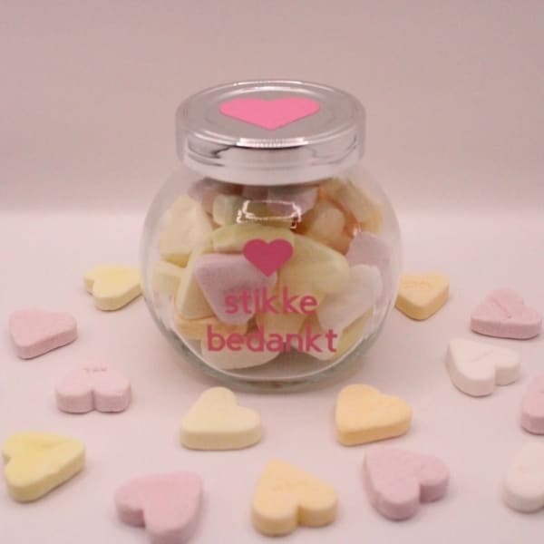 Bestel nu dit leuke glazen snoep potje met de tekst: Hartstikke bedankt, het potje is gevuld met hartjes snoepjes