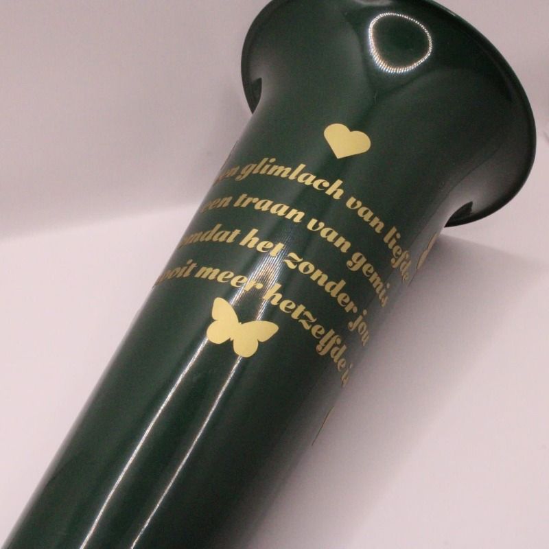 Bestel nu deze groene grafvaas en personaliseer de grafvaas met eigen naam, datum of tekst. Verkrijgbaar in 3 maten: 32, 37 en 42 cm