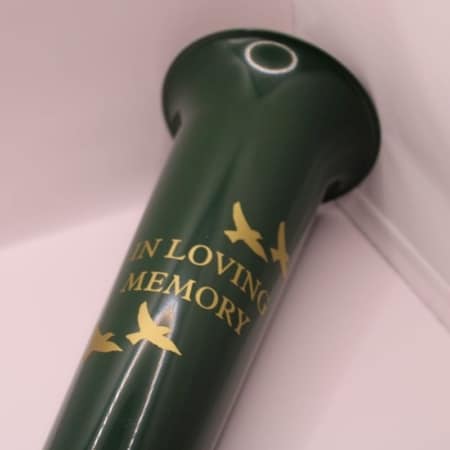 Bestel nu deze mooie grafvaas met de tekst: in loving memory, de tekst is naar wens aan te passen. Gepersonaliseerde groene grafvaas verkrijgbaar in 3 maten 32, 37 en 42 cm