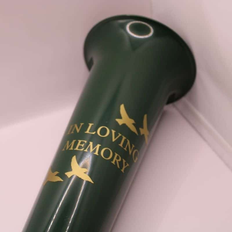Bestel nu deze mooie grafvaas met de tekst: in loving memory, de tekst is naar wens aan te passen. Gepersonaliseerde groene grafvaas verkrijgbaar in 3 maten 32, 37 en 42 cm