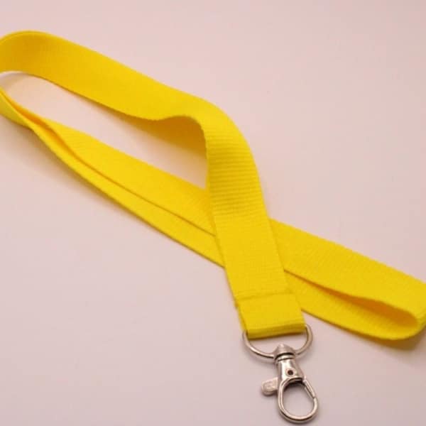 Bestel nu dit leuke gele keycord en personaliseer het koord met een naam of korte tekst, verkrijgbaar in meerdere kleuren