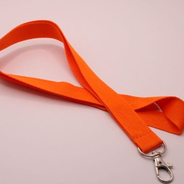 Bestel nu dit leuke oranje keycord en personaliseer het koord met een naam of korte tekst, verkrijgbaar in meerdere kleuren