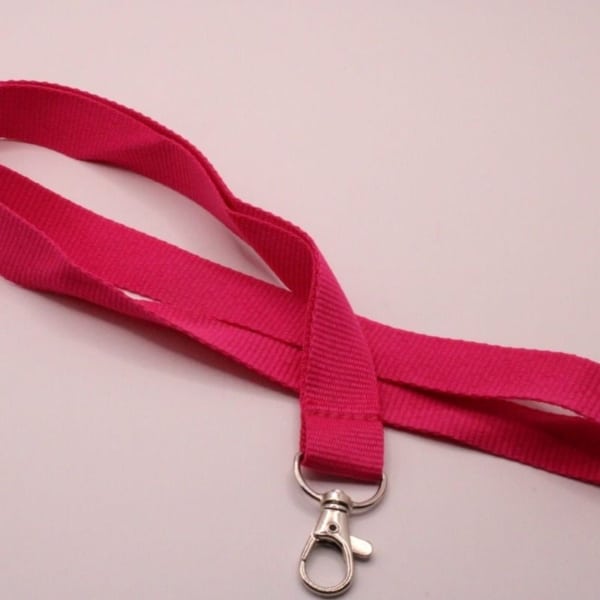 Bestel nu dit leuke roze keycord en personaliseer het koord met een naam of korte tekst, verkrijgbaar in meerdere kleuren