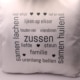 Bestel nu deze leuke kussenhoes met de tekst zussen en daarom heen allemaal woordjes zoals familie, houden van, lijken op elkaar, tekst is naar eigen wens aan te passen, ook eigen ontwerp mogelijk. sublimatie kussenhoes inclusief kussen