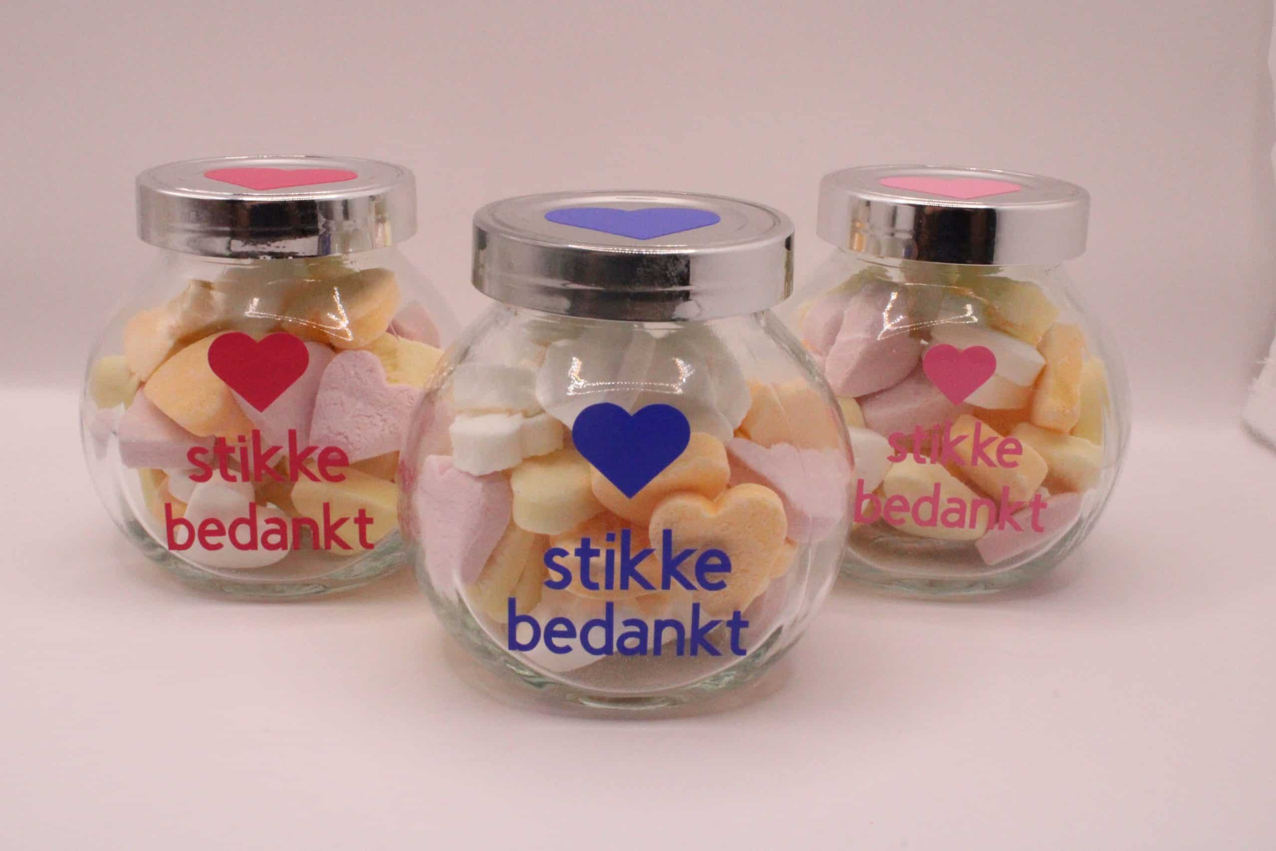 Bestel nu dit leuke glazen snoeppotje met naam- origineel cadeautje of bedankje juf , meester