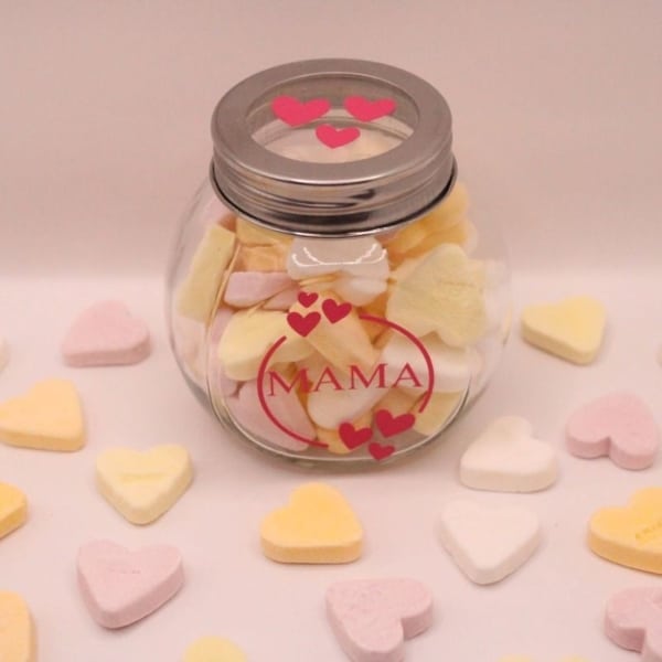 Bestel nu dit leuke glazen snoeppotje gevuld met hartjes snoepjes, voorzien van de tekst mama in het roze met hartjes eromheen, tekst en kleur naar wens aan te passen