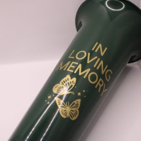 groene grafvaas (37 cm) met de tekst: in loving memory en onder de tekst staan 2 vlinders - de tekst en afbeelding zijn naar wens aan te passen