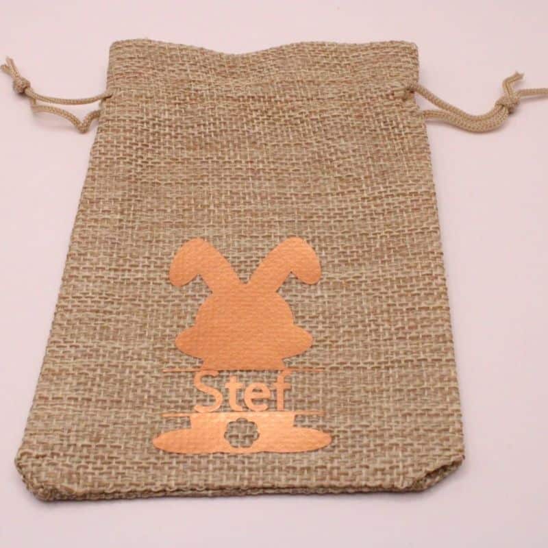 Bestel nu dit leuke canvas zakje met de opdruk van een paashaas en een naam, tekst en kleur zijn naar wens aan te passen