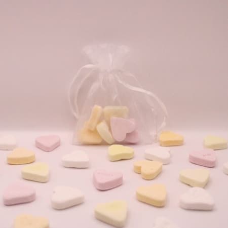 Bestel nu deze elegante witte organza zakjes gevuld met hartjes snoepjes