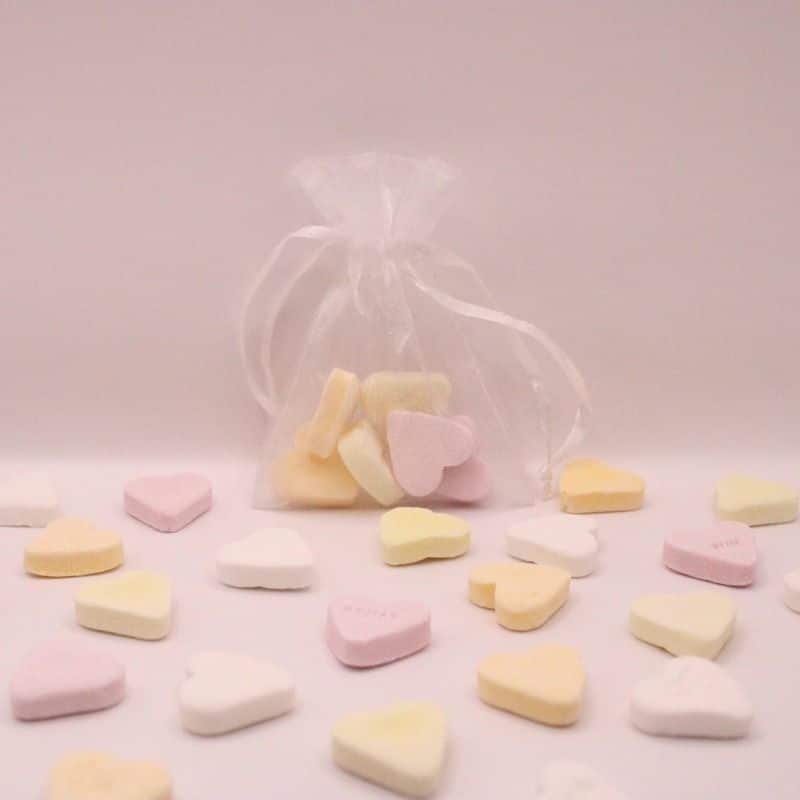 Bestel nu deze elegante witte organza zakjes gevuld met hartjes snoepjes