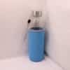 Bestel nu deze glazen drinkfles met blauwe beschermhoes, de hoes kun je personaliseren met een naam, verkrijgbaar in meerdere kleuren