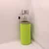 Bestel nu deze glazen drinkfles met groene beschermhoes, de hoes kun je personaliseren met een naam, verkrijgbaar in meerdere kleuren