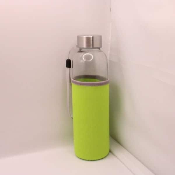 Bestel nu deze glazen drinkfles met groene beschermhoes, de hoes kun je personaliseren met een naam, verkrijgbaar in meerdere kleuren