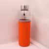 Bestel nu deze glazen drinkfles met oranje beschermhoes, de hoes kun je personaliseren met een naam, verkrijgbaar in meerdere kleuren