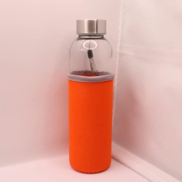 Bestel nu deze glazen drinkfles met oranje beschermhoes, de hoes kun je personaliseren met een naam, verkrijgbaar in meerdere kleuren