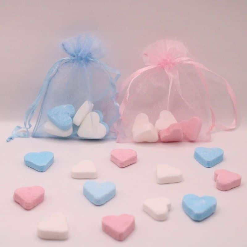 Bestel nu deze elegante organza zakjes in het roze en blauw gevuld met roze/witte en blauwe / witte hartjes snoep