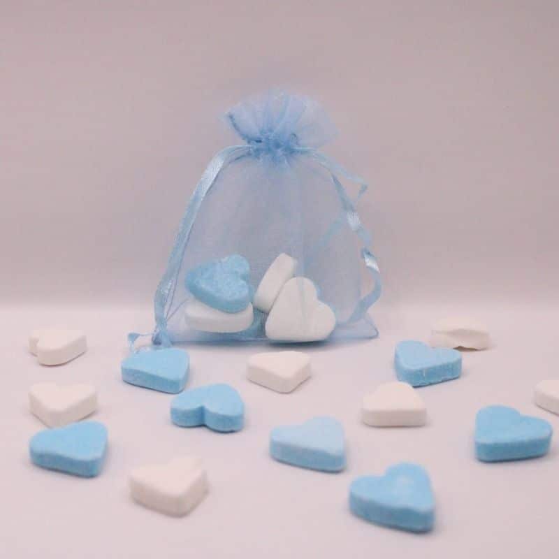 Bestel nu dit elegante organza zakje in het blauw gevuld met blauw / witte hartjes snoepjes
