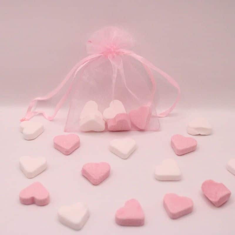 Bestel nu deze elegante roze organza zakjes gevuld met roze / witte hartjes snoepjes