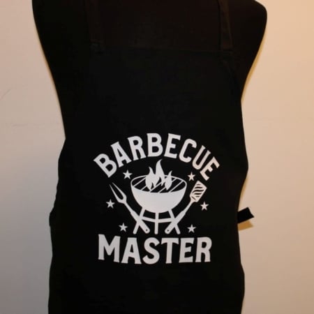 Bestel nu dit leuke keuken schort, te personaliseren naar wens, verkrijgbaar in meerdere kleuren. Zwart schort met de tekst barbecue master en een plaatje van een BBQ