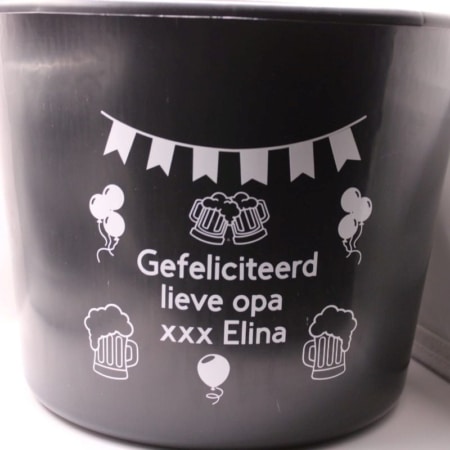 Bestel nu deze zwarte emmer en personaliseer de emmer naar eigen wens- leuk cadeau voor Vaderdag, verjaardag, pensioen