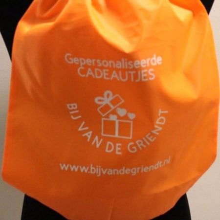 oranje gymtas met koordsluiting en de tekst gepersonaliseerde cadeautjes - Bij van de Griendt- www.bijvandegriendt.nl - tekst is naar wens aan te passen en de tasjes zijn in verschillende kleuren verkrijgbaar