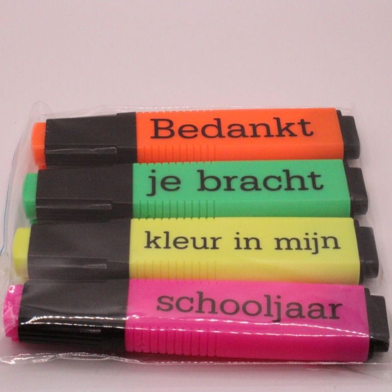 Bestel nu deze set van 4 markeerstiften, voorzien van de tekst: bedankt je bracht kleur in mijn schooljaar- bedankje juf of meester