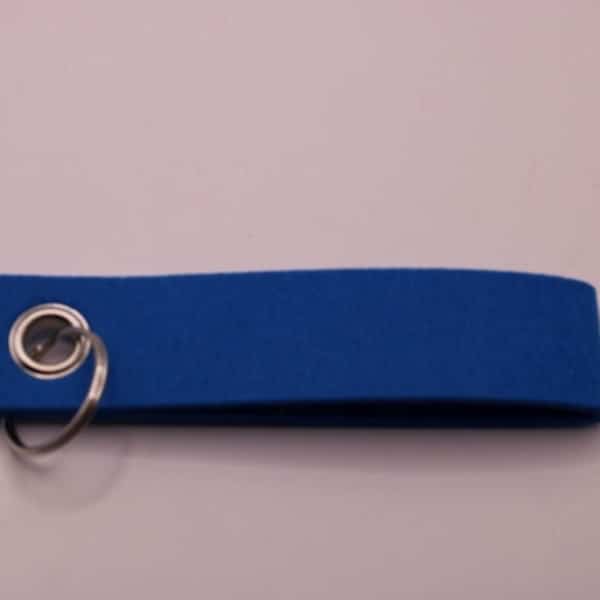 Bestel nu deze leuke sleutelhanger van vilt - te personaliseren met naam of korte tekst. de kleur van de sleutelhanger is blauw maar verkrijgbaar in meerdere kleuren