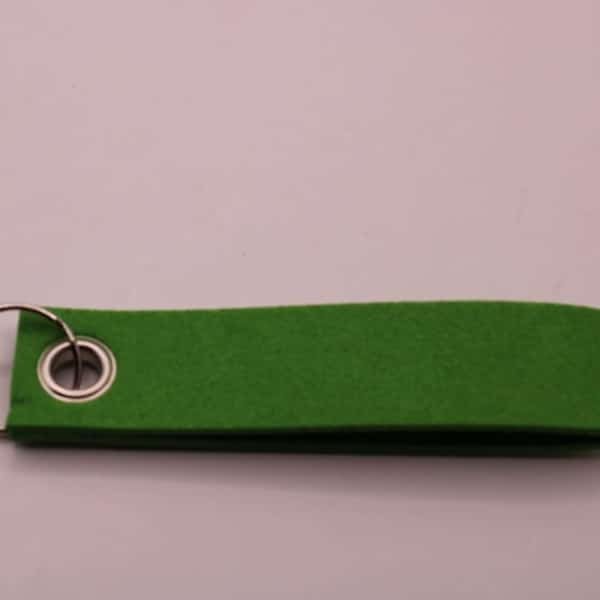 Bestel nu deze leuke sleutelhanger van vilt - te personaliseren met naam of korte tekst. de kleur van de sleutelhanger is groen maar verkrijgbaar in meerdere kleuren