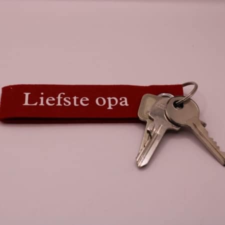 Bestel nu deze leuke sleutelhanger van vilt te personaliseren met naam of korte tekst. verkrijgbaar in meerdere kleuren- deze is rood met de tekst: liefste opa