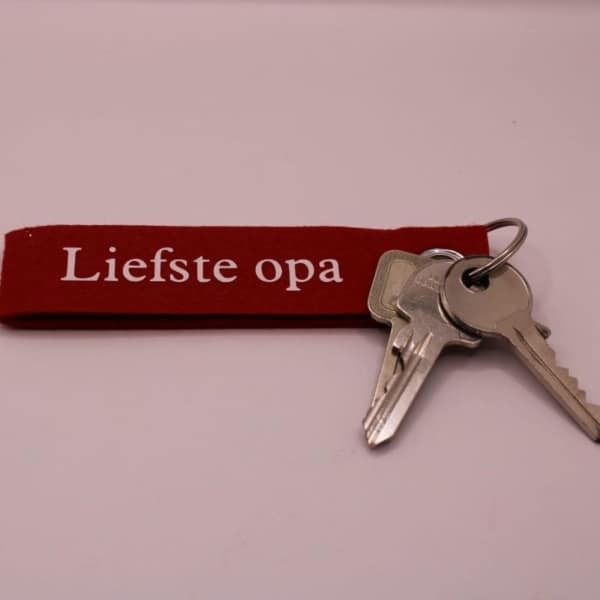 Bestel nu deze leuke sleutelhanger van vilt te personaliseren met naam of korte tekst. verkrijgbaar in meerdere kleuren- deze is rood met de tekst: liefste opa
