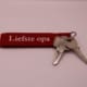 Bestel nu deze leuke sleutelhanger van vilt te personaliseren met naam of korte tekst. verkrijgbaar in meerdere kleuren- deze is rood met de tekst: liefste opa