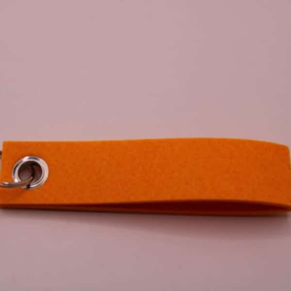Bestel nu deze leuke sleutelhanger van vilt - te personaliseren met naam of korte tekst, de kleur van de sleutelhanger is oranje maar verkrijgbaar in meerdere kleuren