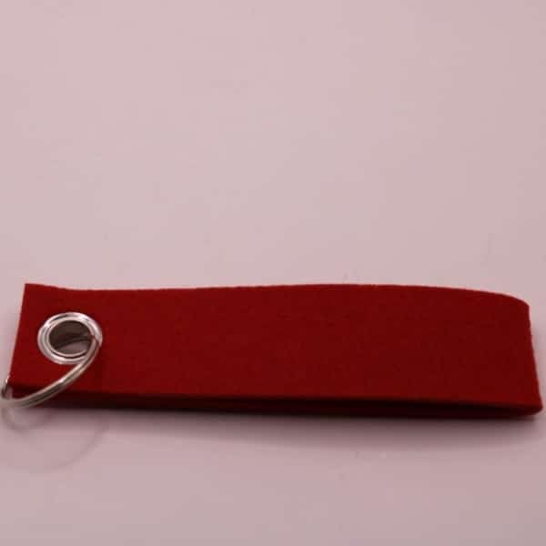 Bestel nu deze leuke sleutelhanger van vilt - te personaliseren met naam of korte tekst. de kleur van de sleutelhanger is rood maar verkrijgbaar in meerdere kleuren